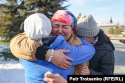 Қаңтардың екі жылдығына орай өткен қаралы митингіге келген әйелдер қаза болғандарды еске алып, жылап жатыр. Алматы, 5 қаңтар 2024 жыл.