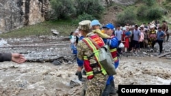 Абшыр-Сай демалыс аймағында қалып қойған адамдарды қауіпсіз жерге алып шығып жатыр. Қырғызстан, Ош облысы, 29 маусым, 2024 жыл.