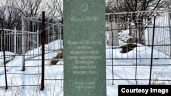 Алматыдағы қарашай-балқар зиратында 1944 жылғы депортация кезінде қаза болғандарға қойылған мемориалды құлпытас.