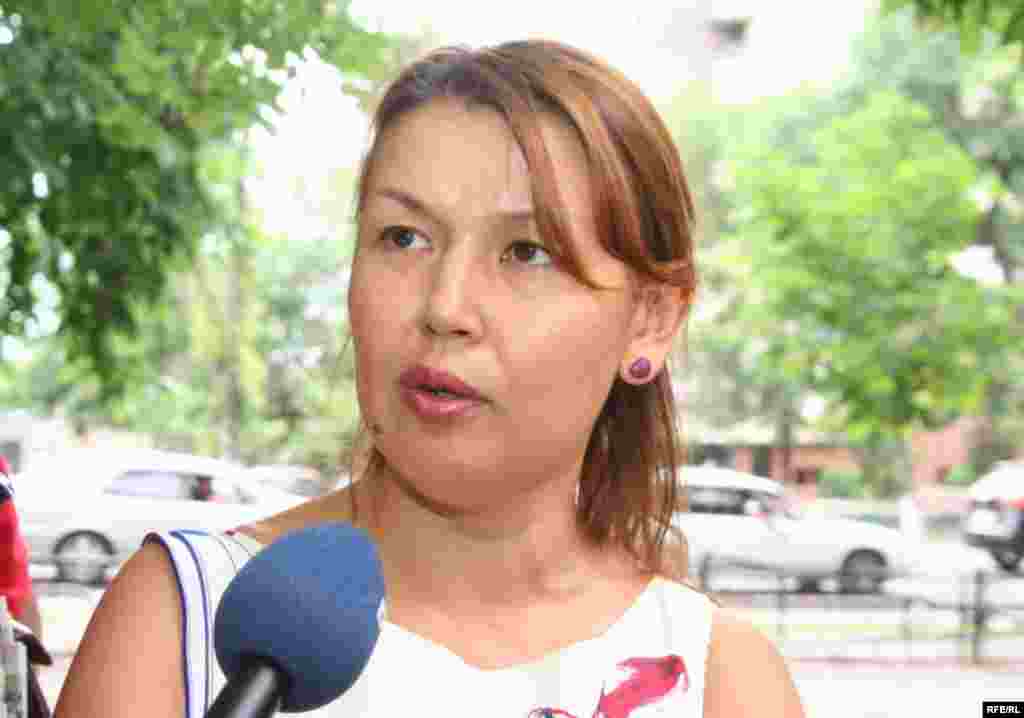 Kazakhstan - Zhamila Zhakisheva, wife of arrested top-manager Mukhtar Dzhakishev. Almaty, 12Jun2009 - Джамиля Джакишева, супруга арестованного топ-менеджера Мухтара Джакишева. Алматы, 12 июня 2009 года