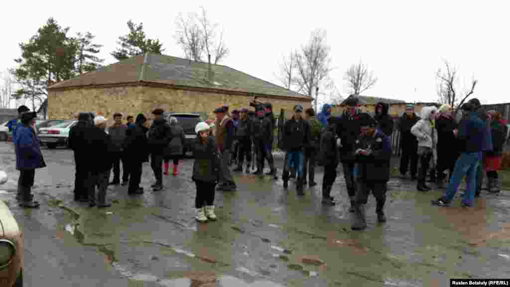 Баспанасы мен дүние-мүліктері су астында қалған Садовое ауылы тұрғындары. Гагарин ауылы, Бұхар жырау ауданы, Қарағанды облысы, 16 сәуір 2015 жыл.