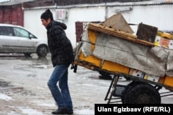 "Дордой" базарында жүк тасып бара жатқан адам. Қырғызстан, 11 ақпан 2014 жыл.