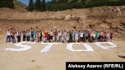 «Көкжайлауды қорғайық» белсенділерінің STOP жазуымен өткізген флешмобы. Алматы, 11 тамыз 2014 жыл.