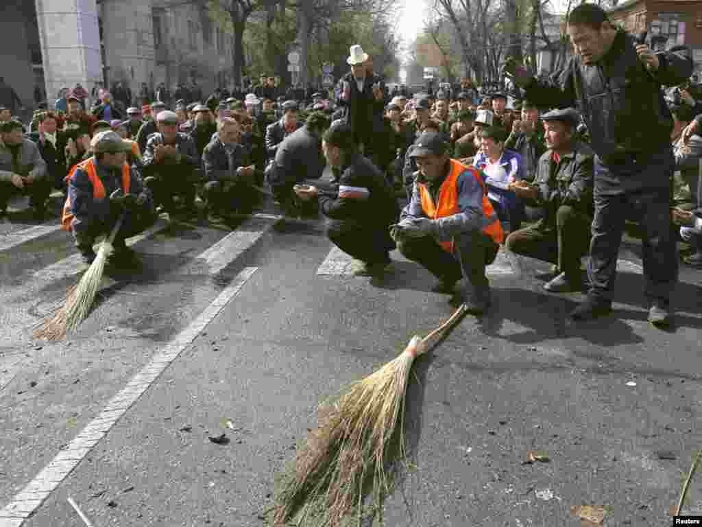 Бішкектегі таңғы ғибадат сәті. 9 сәуір, 2010 жыл.