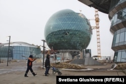 Жаңадан салынып жатқан Expo-2017 көрмесі нысанының құрылысы басында жүрген жұмысшылар. Астана, 31 қазан 2016 жыл.