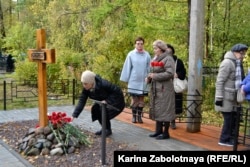 Қуғын-сүргін құрбандарына арналған мемориалдың ашылу рәсіміне қатысушылар. Вологодский зираты, Архангельск, Ресей, 21 қыркүйек 2019 жыл.