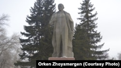 Қалада тұрған Ленин ескерткіші. Екібастұз, 21 қараша 2012 жыл.