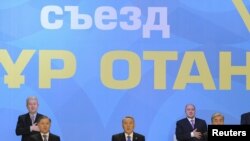 "Нұр Отан" партиясының төрағасы Нұрсұлтан Назарбаев (ортада! партия құрылтайында. Астана. 11 ақпан 2011 жыл.