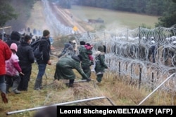 Беларусь тарапынан Польшаға өткісі келетін мигранттар. 8 қараша 2021 жыл.